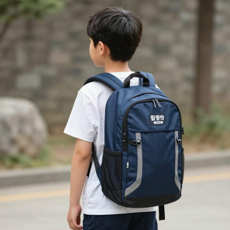 키 125cm 남자아이가 휠라키즈 듀잇백팩을 매고 있는 모습