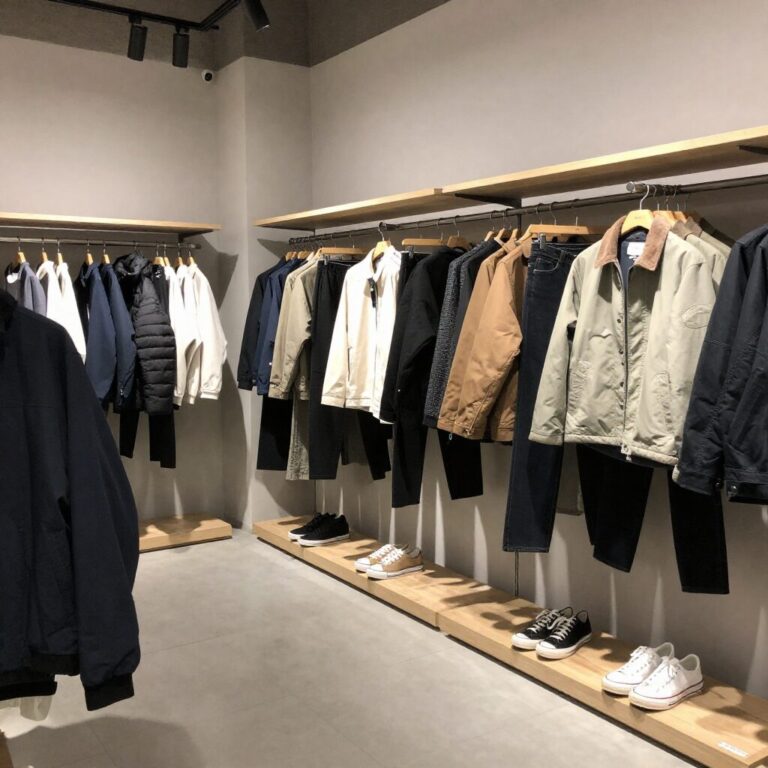 봄 남자 코디에 활용하기 좋은 자켓과 스니커즈가 진열된 매장 내부