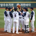 2026 고교야구 주말리그 개막과 배재고의 역전 드라마 배재고 야구팀이 덕수고전 끝내기 승리 후 함께 기뻐하는 모습