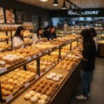 빵이 많이 진열된 뚜레쥬르 매장 진열대 사진