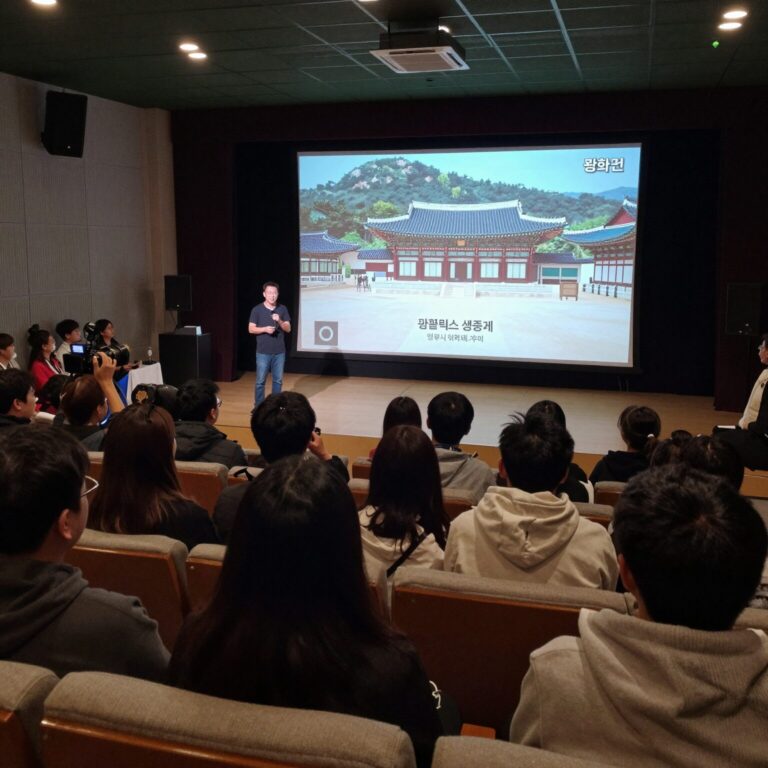 집에서 편안하게 BTS 광화문 공연 넷플릭스 생중계 보는 모습