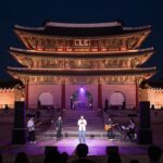 BTS 광화문 컴백 공연 안내와 현장 준비 꿀팁 저녁 보랏빛 조명을 받은 광화문 BTS 컴백 라이브 무대 전경