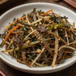 부지깽이나물 효능과 맛있는 무침 만드는 법 완성된 부지깽이나물 무침이 담긴 접시와 재료들