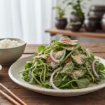 봄 제철 참나물무침 맛있게 만드는 법 들깨가루를 넣어 버무린 참나물 생겉절이 접시에 담긴 모습