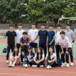 다양한 스타일의 체육대회 반티를 입고 단체 사진을 찍는 학생들