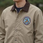 준지 코치자켓의 자수 로고와 등판 아트워크 디테일