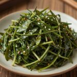 깔끔하게 무친 달래무침이 접시에 담겨 있는 모습