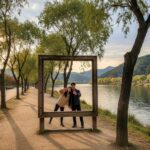 두물머리 강변 산책로와 액자 포토존