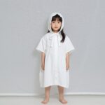 초등 여아 봄 점퍼 등교룩 코디와 추천 흰색 바람막이를 입은 초등 여아가 바지와 모자로 코디한 모습