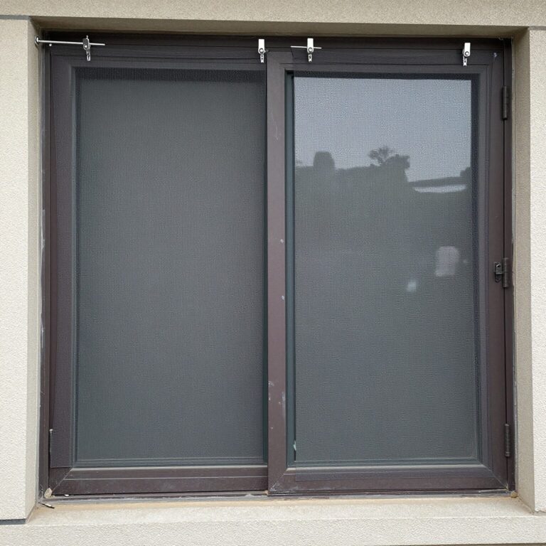 구례 아파트 창문에 시공된 미세촘촘망의 시공 전후 비교 사진