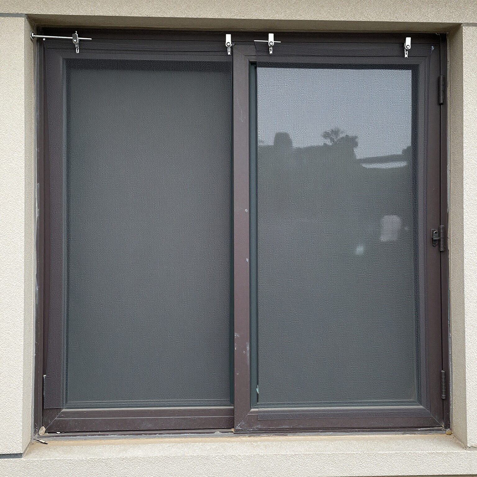 구례 아파트 창문에 시공된 미세촘촘망의 시공 전후 비교 사진