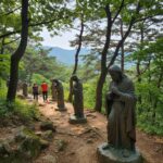 하우현 성당 십자가의 길 산길을 따라 설치된 조각상