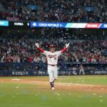 저마이 존스가 WBC 체코전에서 홈런을 친 후 베이스를 돌며 환호하는 모습