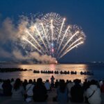 4월 제주도 축제 바다와 꽃이 만나는 봄 축제 서귀포 갈치잡이 축제의 해질녘 항구와 불꽃놀이 장면