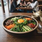 전호나물이 올라간 비빔밥 접시