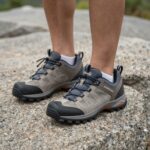 봄여성자켓 K2 얼리버드로 스타일과 기능을 한번에 K2 플라이하이크 스카이 등산화를 신고 산책하는 모습