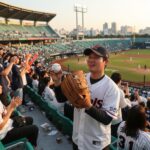 KBO 시범경기 야구장 직관 관중석 야구공 글러브