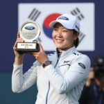 김효주 프로 LPGA 포드 챔피언십 2연패와 2주 연속 우승 기록 김효주 선수가 포드 챔피언십 우승 후 트로피를 들어 올리며 환하게 웃고 있는 모습