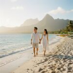 러브 어페어 운명적인 사랑과 기다림의 의미 영화 러브 어페어에서 마이크와 테리가 타히티 해변에서 함께 걷는 장면