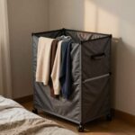 접이식 미니 의류관리기가 침실 구석에 세워져 있는 모습