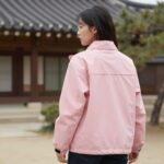 여성 봄잠바 추천과 선택 팁 핑크 컬러 MLB 나일론 바시티 자켓을 입은 여성의 뒷모습 스타일링