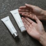 여러 종류의 PDRN 크림을 손등에 올려놓고 비교하는 사진