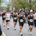 성주참외마라톤 코스에서 달리는 러너들과 응원하는 관중들