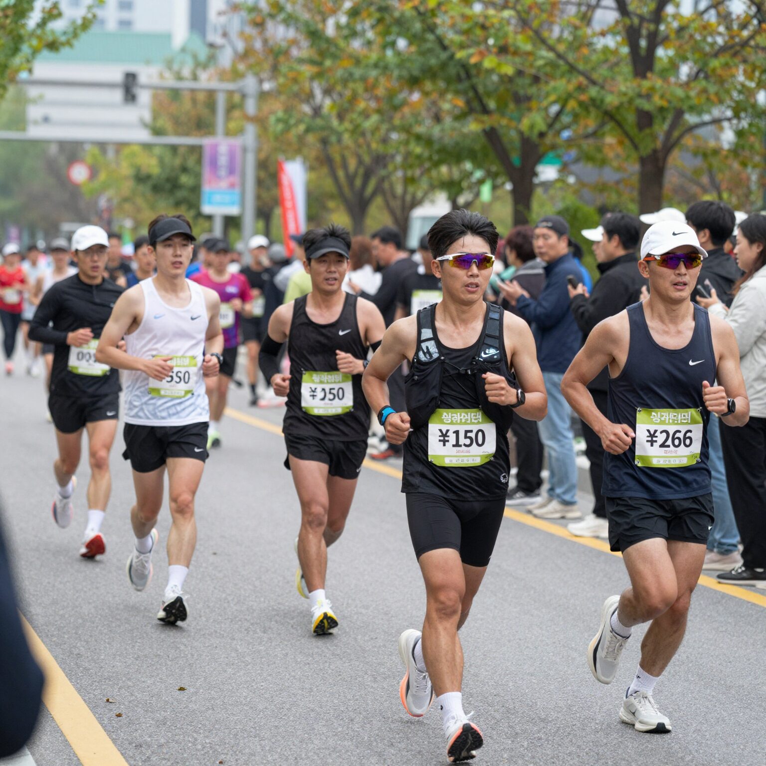 성주참외마라톤 코스에서 달리는 러너들과 응원하는 관중들