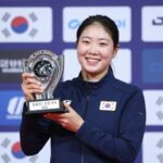 송은채 선수가 정규리그 우승 트로피를 들고 미소 짓는 모습