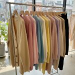 봄 가디건 선택과 코디 완벽 정리 여러 가지 핏과 컬러의 봄 가디건이 걸려 있는 옷걸이