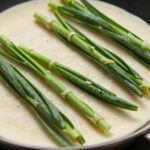 봄향 가득 바삭한 쑥전 만들기와 건강 효능 쑥과 반죽을 섞어 팬에 올려 노릇하게 부치는 쑥전 만드는 과정