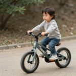 티니롤리 밸런스바이크를 타고 있는 유아