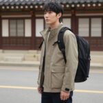 여자야상 스타일링과 실용성 모두 잡는 선택법 야상 자켓과 백팩을 매치한 세련된 도시 여행 스타일