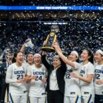 2026년 3월의 광란 NCAA 농구 토너먼트 일정과 주요 이야기 UConn 여자 농구팀이 2025년 3월의 광란 결승전에서 우승 트로피를 들어 올리는 모습