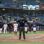 WBC 야구 경기장에서 심판이 콜드게임을 선언하는 모습