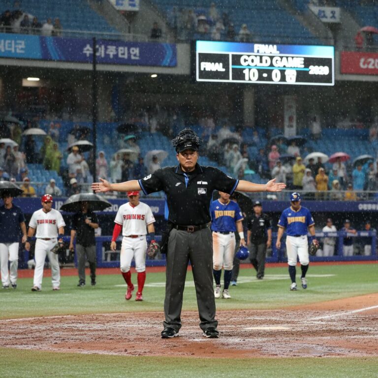WBC 야구 경기장에서 심판이 콜드게임을 선언하는 모습