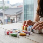 하얀 포장지에 싸인 다양한 색깔의 사탕과 작은 선물상자가 나란히 놓여 있다