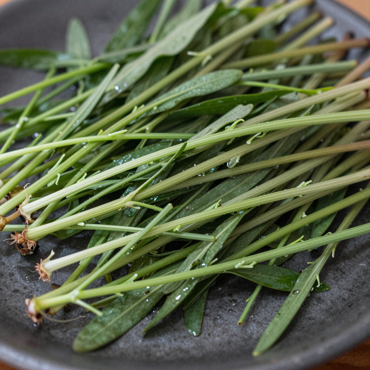 깨끗이 씻어 물기를 뺀 겨울초 나물
