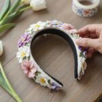 카네이션 머리띠 만들기 재료와 플로럴 테이프로 꽃대를 감싸는 과정