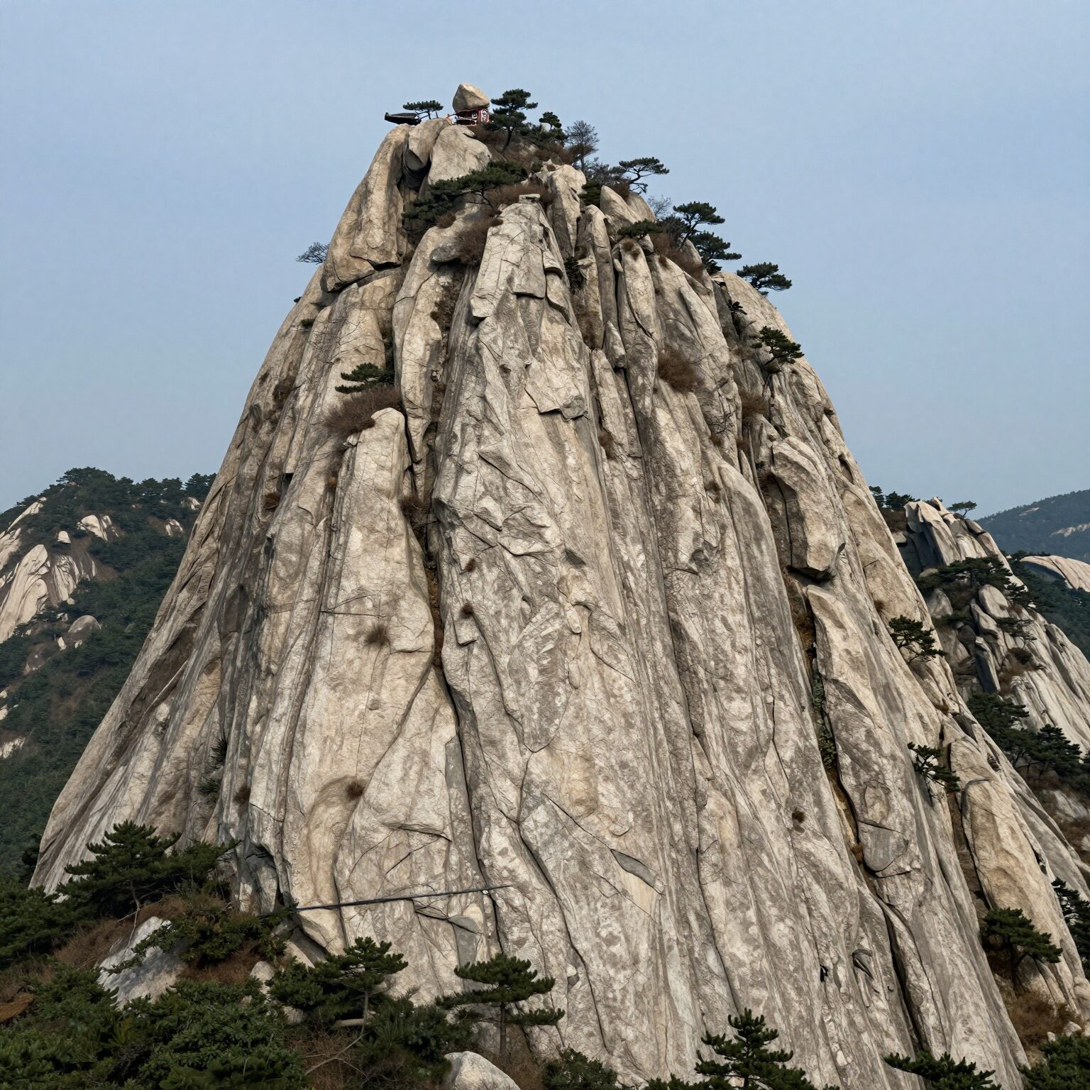 제암산 정상의 우뚝 솟은 임금바위와 주변 산줄기