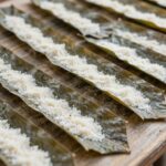 찹쌀풀을 바른 가죽잎을 건조기에 넣어 말리는 과정