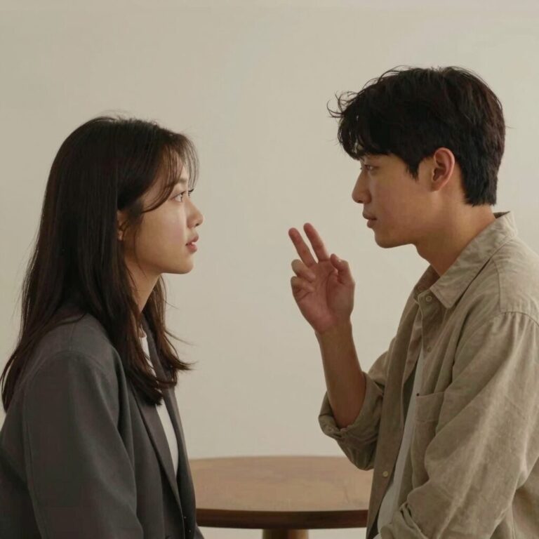 현대 커플이 서로를 믿고 바라보며 대화하는 모습, 신뢰와 소통의 중요성을 상징