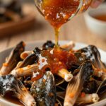 명이나물 장아찌 담는 법과 맛있게 먹는 방법 차곡차곡 담은 명이나물 위에 장아찌 소스를 부어주는 모습