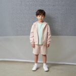 네파 키즈 바람막이를 입은 아이가 파스텔톤 옷과 함께 스타일링한 모습