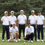 OGFC와 수원 삼성 레전드 선수들이 그라운드에서 포즈를 취하고 있는 단체 사진