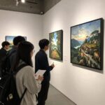 세월호 추모전시 연결에서 관람객이 작품을 감상하고 방명록을 작성하는 모습