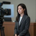 신혜선이 드라마 은밀한 감사에서 주인아 역을 맡아 해무그룹 본사 로비에 들어서며 모두의 시선을 받는 장면