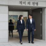 송중기와 케이티 부부가 예술의전당 행사장 입구에서 다정하게 대화하며 걸어가는 모습