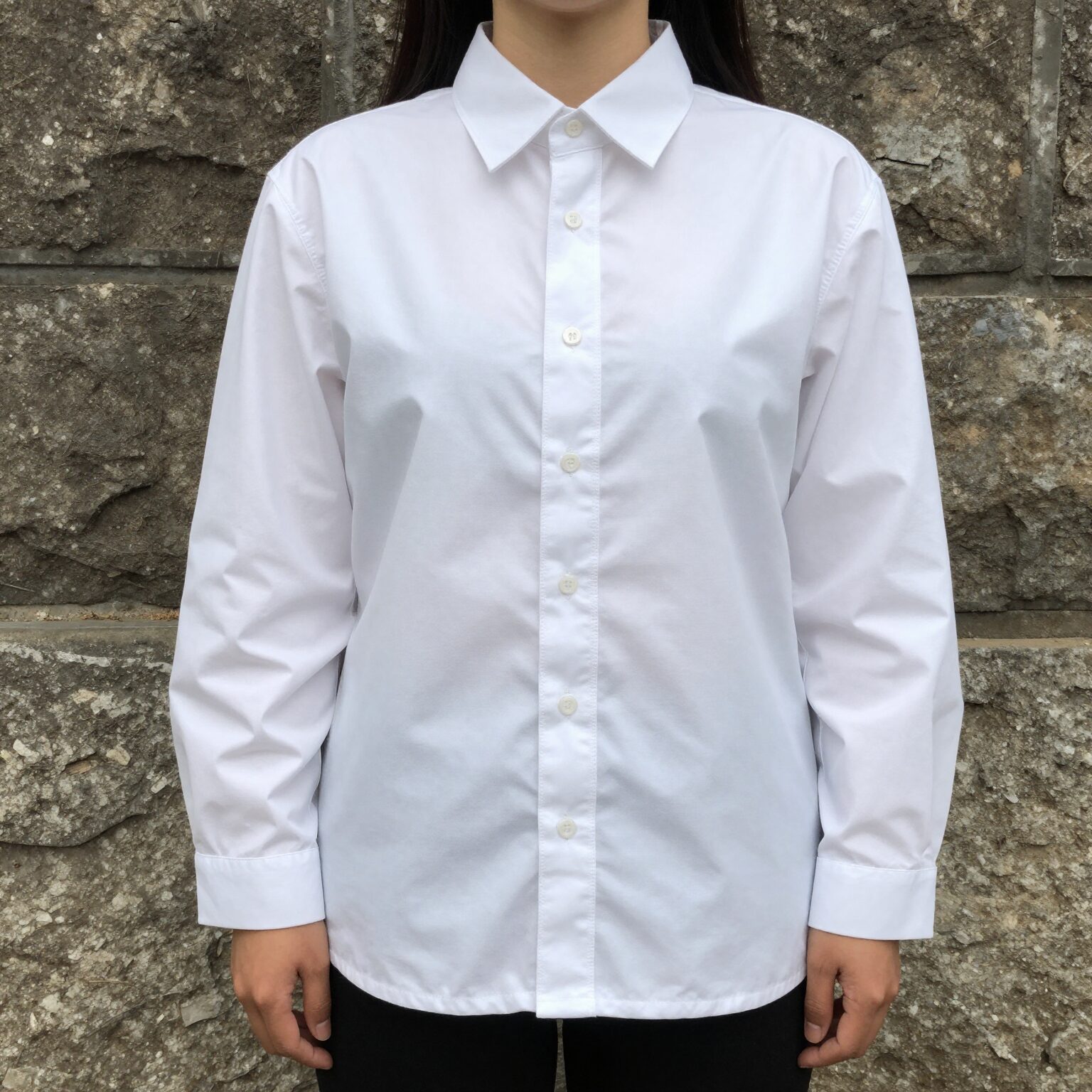 스파오바람막이 화이트 M 사이즈 착용 모습, 깔끔한 실루엣과 크롭 기장이 돋보임