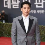 스탠리 투치가 데블 웨어즈 프라다 2 뉴욕 시사회 레드카펫에서 우아한 턱시도를 입고 포즈를 취하고 있다